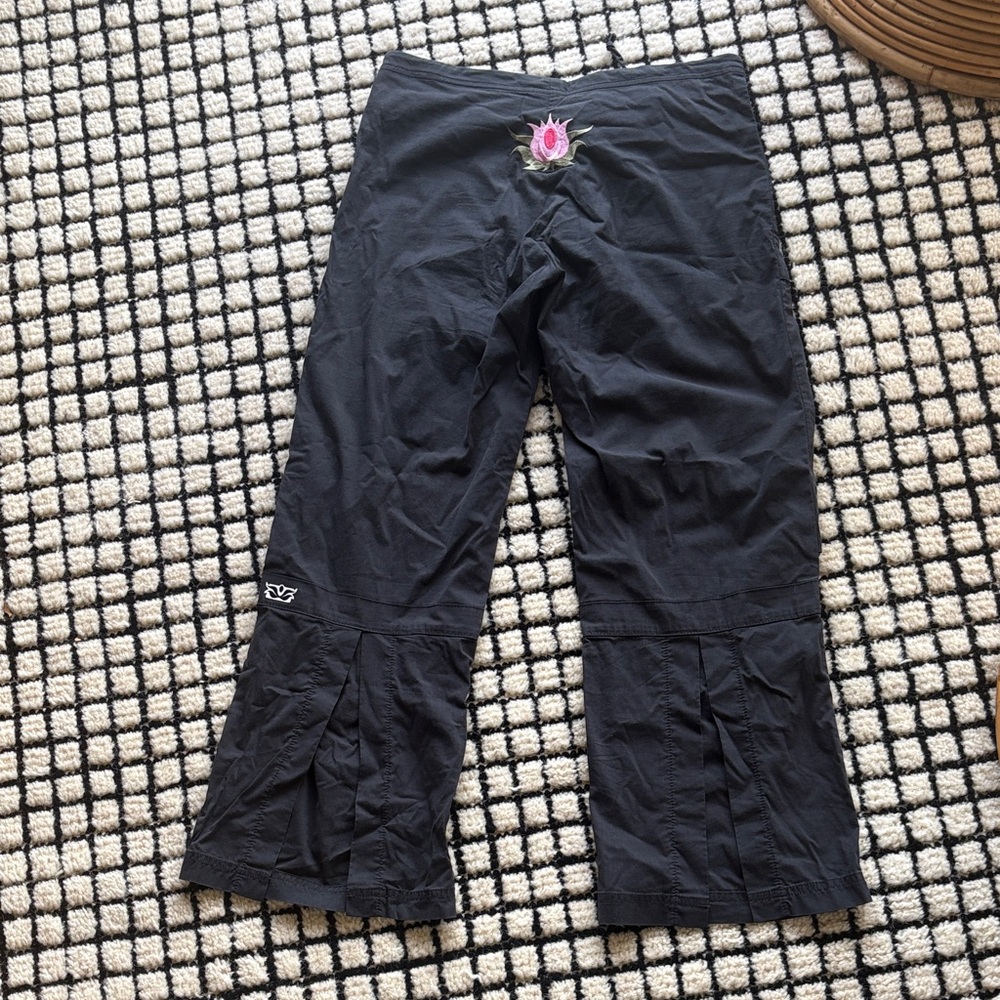Yoga pants, very popular brand, XS, cute. (Sorry, they’re wrinkled!)